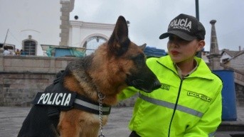 Una policía junto a un can. (Policía Nacional)