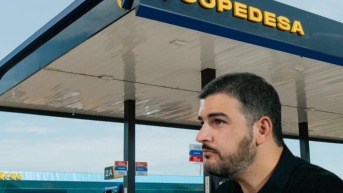 Imagen de Aquiles Álvarez, alcalde de Guayaquil, y su empresa Copedesa, que fue clausurada por la Agencia de Regulación y Control Hidrocarburífero (ARCH). (Collage)