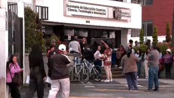 Decenas de estudiantes en las afueras del edificio de la Senescyt. (Captura de pantalla / Ecuavisa)