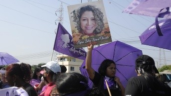 Un plantón a favor de María Belén Bernal en Guayaquil el 12 de enero del 2023. (API)