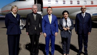 Imagen de Daniel Noboa, presidente de Ecuador, en un viaje presidencial a Reino Unido, el 5 de mayo de 2025. Detrás de él está un avión privado de la compañia VistaJet Malta. (Flickr/Presidencia de la República)