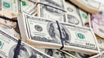 Imagen referencial de billetes de 100 dólares. (Internet)