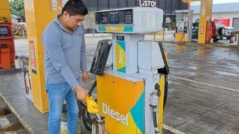 Una persona en una estación de gasolina. (Foto: Agencia de Regulación y Control Minero)