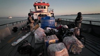La Armada de Ecuador decomisó 30 cangrejos congelados y otros artículos prohibidos en Galápagos. (Armada del Ecuador)