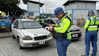 La ATM inspeccionó los vehículos de sus agentes durante un operativo de control. (Agencia de Tránsito y Movilidad)