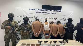 Cuatro presuntos miembros de Los Tiguerones fueron detenidos con más de mil balas en el noroeste de Guayaquil. (Fuerzas Armadas)