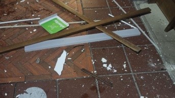 Destrozos en un local contiguo al que se buscaba extorsionar. (Cortesía)