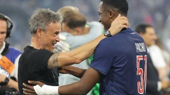 El entrenador del PSG, Luis Enrique, abraza a Willian Pacho, después de quedar campeón de la Champions League (EFE)