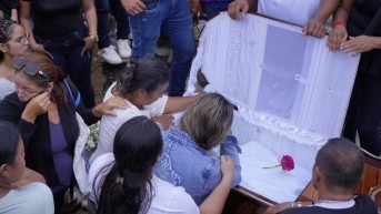 Familiares de víctimas de la masacre de El Empalme, que dejó 17 personas asesinadas el domingo 27 de julio de 2025, dando el último adiós. (César Muñoz/API)