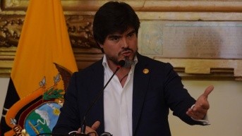 Imagen de José de la Gasca, ministro de Gobierno, durante una rueda de prensa convocada este 2 de enero de 2025 en la Gobernación del Guayas. (API)
