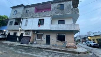 La policía llegó la noche del martes 7 de enero a la cooperativa Pie de Lucha. (Ecuavisa)