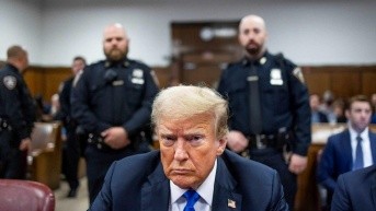 El expresidente estadounidense Donald Trump se sienta en la mesa de los acusados dentro del tribunal mientras el jurado está programado para continuar las deliberaciones de su juicio por el dinero de su silencio en el Tribunal Penal de Manhattan el 30 de mayo de 2024 en la ciudad de Nueva York. (JUSTIN LANE / POOL / AFP)