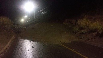 Un deslizamiento de tierra se dio en las inmediaciones del parque La Familia en Ambato. Obstaculizó la vía entre Quisapincha y Pinllo. (Cortesía del ECU 911)