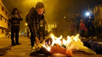 Imagen de archivo de la quema de monigotes en fin de año. (API)