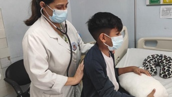 Atención médica a menor de edad. (Foto: IESS)