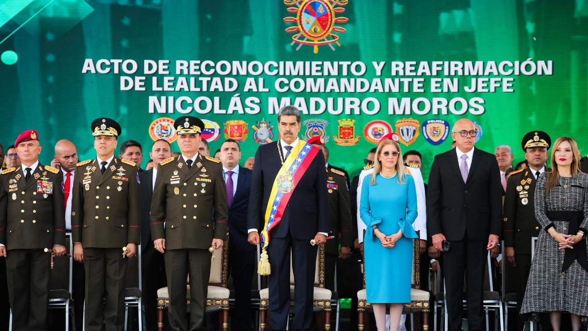 Fotografía cedida por el Palacio de Miraflores. La Fuerza Armada Nacional Bolivariana (FANB) de Venezuela reafirmó su lealtad a Nicolás Maduro, quien fue investido como presidente de la nación. (PALACIO DE MIRAFLORES / EFE)