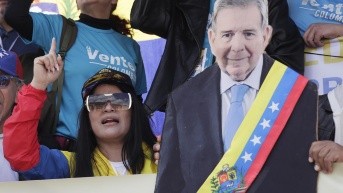 La coordinadora opositora del Comando con Venezuela en Colombia, Mariluz Palma, posa con una foto del líder opositor Edmundo González este viernes, en una movilización en la Plaza de Bolívar en Bogotá Colombia). (EFE)