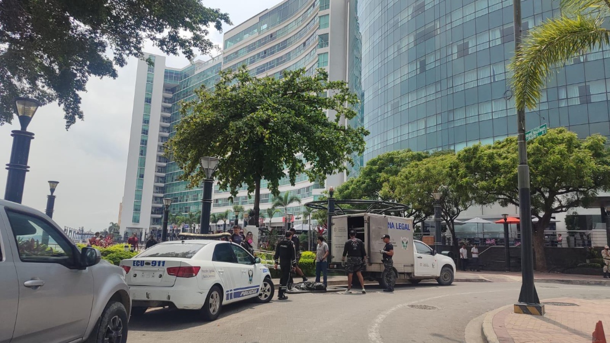 Agentes del Grupo de Operaciones Especiales (GOE) recogieron el cuerpo. (Cortesía Diario Extra)