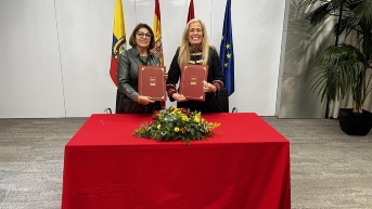 La embajadora de Ecuador, Wilma Andrade (izq.), junto a la consejera de Economía, Hacienda y Empleo, Rocío Albert. (Cortesía Comunidad de Madrid)