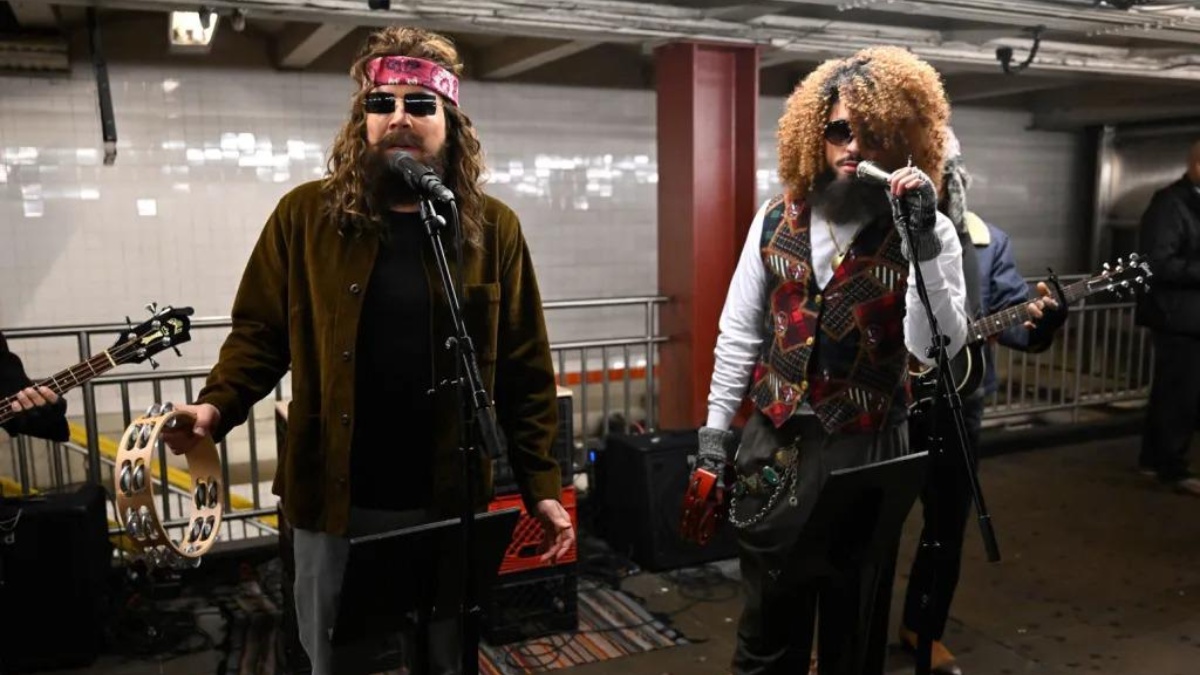 Fotografía de Jimmy Fallon y Bad Bunny en el metro de Nueva York (INTERNET)