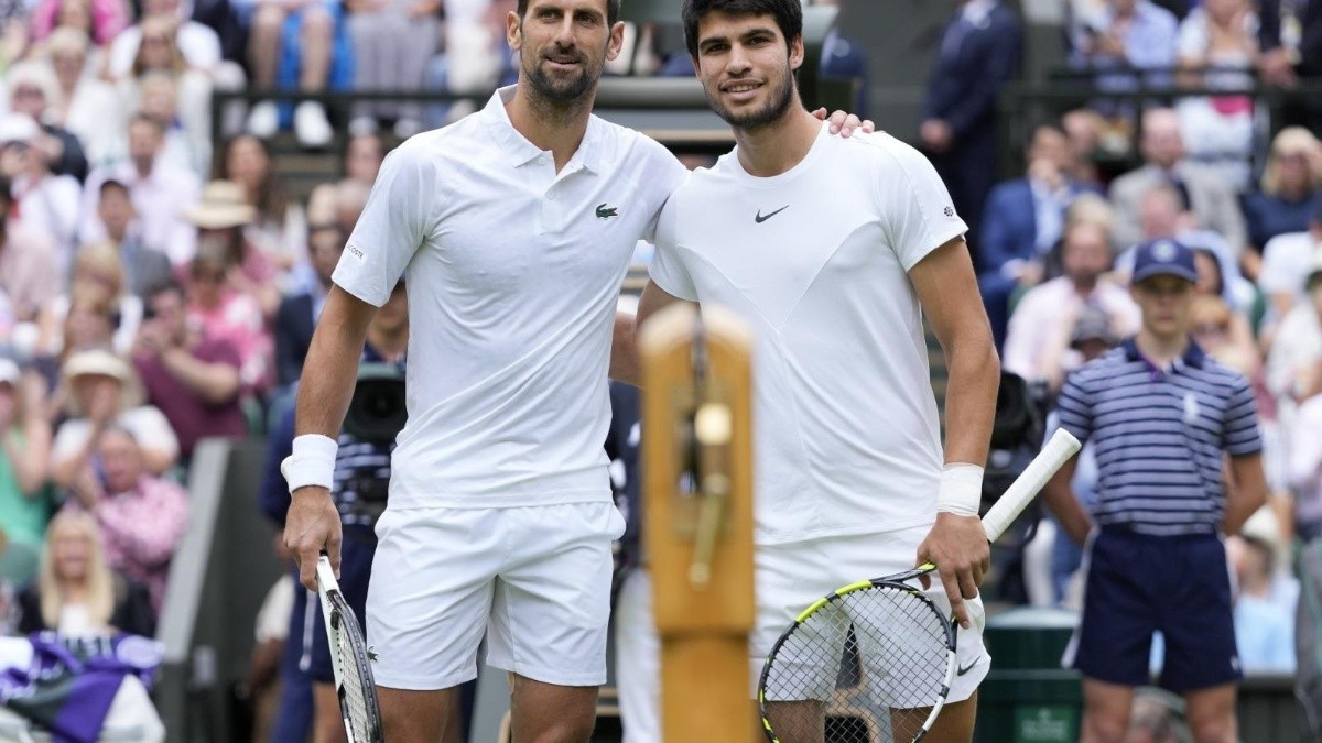 Novak Djokovic junto a Carlos Alcaraz, figuras del tenis. (Archivo)