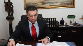 El abogado Oswaldo Trujillo en su oficina. (API)