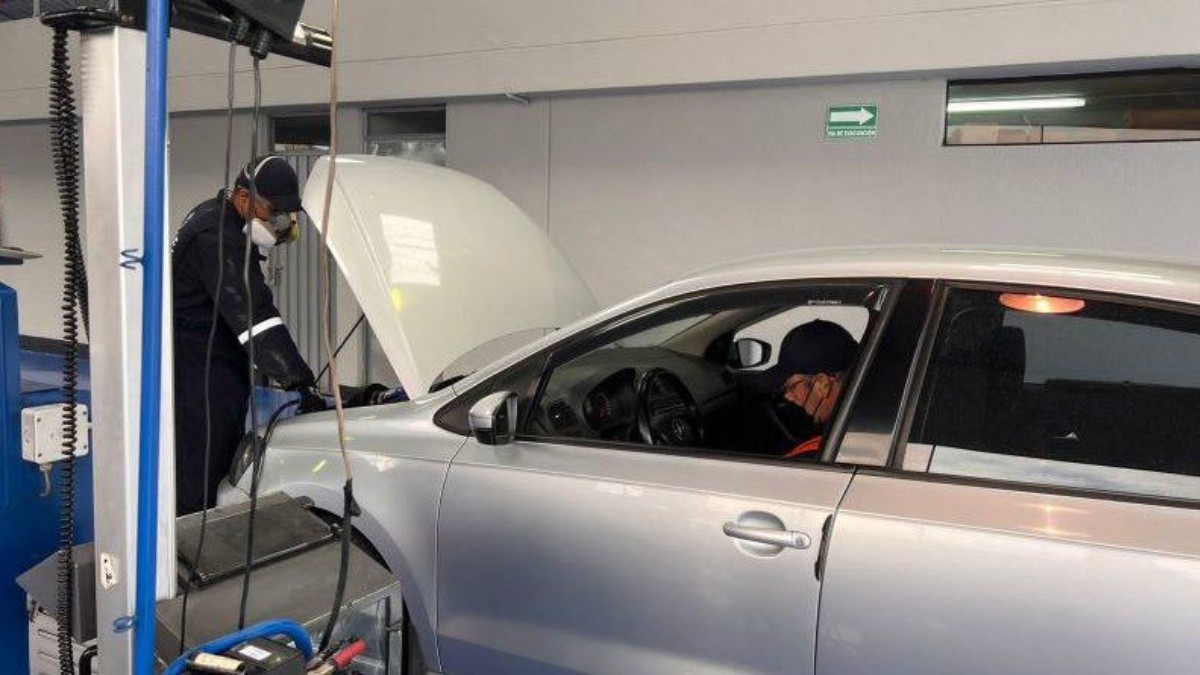 Los técnicos revisan un vehículo en uno de los centros de revisión técnica vehicular en Quito. (Cortesía de Quito Informa.)