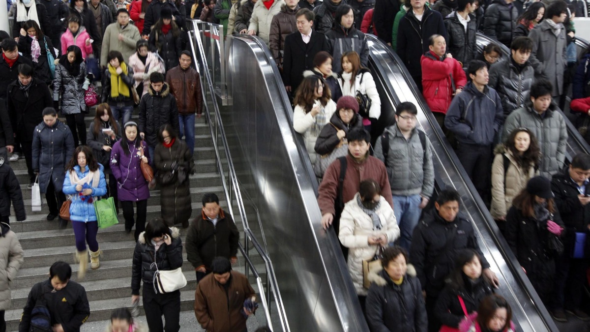 Fotografía de archivo en donde se ven personas caminando en una estación del metro de Shangai. (QILAI SHEN / EFE)