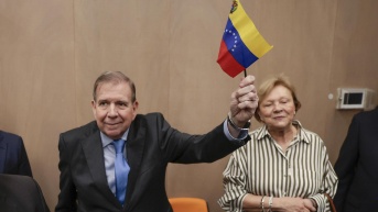 Edmundo González Urrutia sostiene una bandera de Venezuela a su llegada a un encuentro con ciudadanos venezolanos residentes en Guatemala, este miércoles en la capital de ese país. (David Toro / EFE)