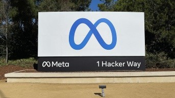 Fotografía de archivo del logotipo de Meta. (JOHN G. MABANGLO / EFE)