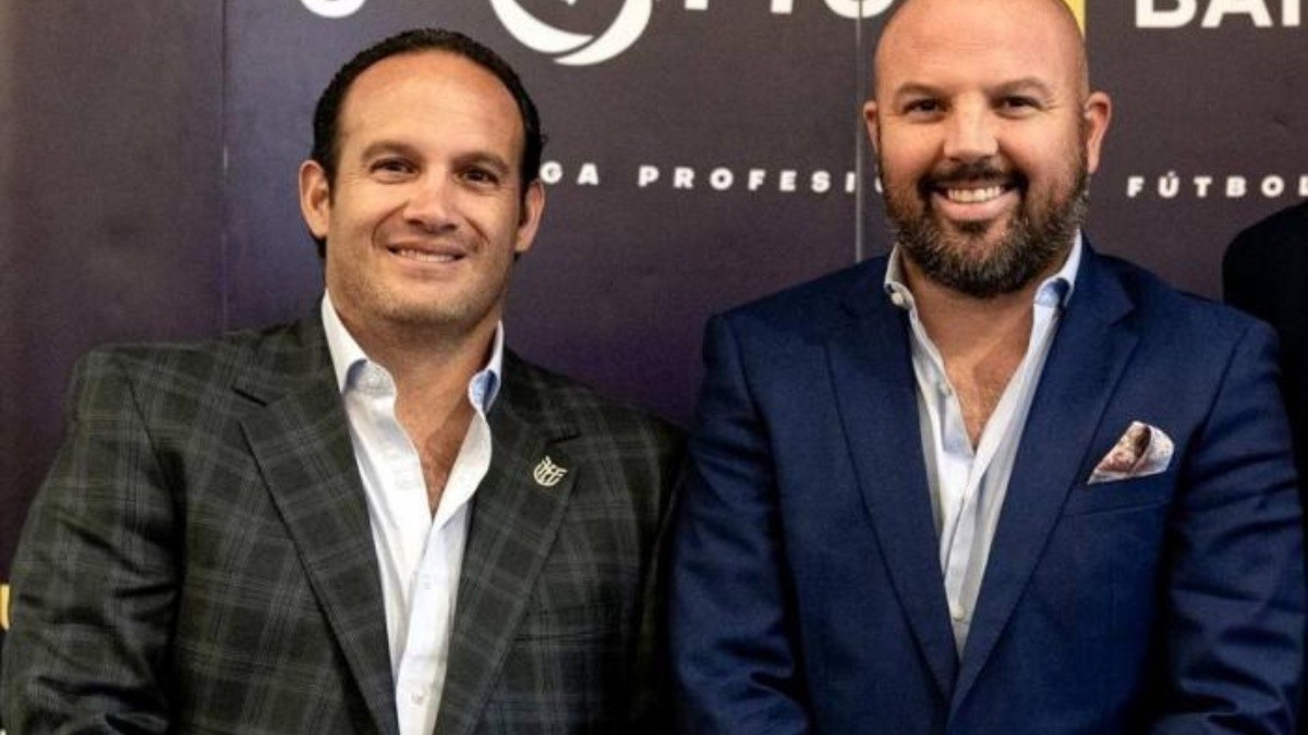 Francisco Egas y Miguel Ángel Loor, máximos dirigentes del fútbol ecuatoriano. (ARCHIVO)