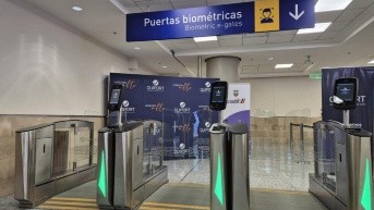 Las nuevas puertas biométricas. (Cortesía del Aeropuerto de Quito.)