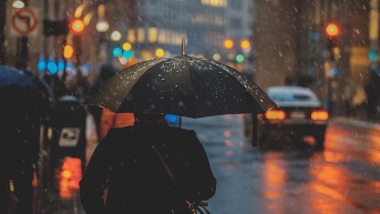 Imagen referencial de una tarde lluvia en la ciudad. (Pixabay)