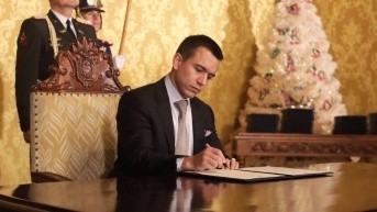 El presidente Daniel Noboa firmando un decreto desde Carondelet. (X de Daniel Noboa)