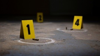 Imagen referencial de una escena del crimen. (Canva)