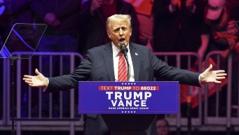 El presidente electo de Estados Unidos, Donald Trump, se dirige a sus seguidores en un mitin en el Capital One Arena en Washington, DC (EE.UU.). (WILL OLIVER / EFE)