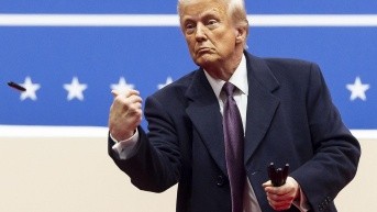 El presidente de Estados Unidos, Donald Trump, tras la firma de sus primeros decretos. (ALLISON DINNER / EFE)