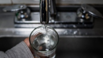 Imagen referencial de un vaso con agua. (Cortesía del Municipio)