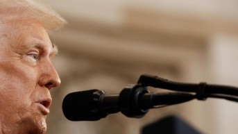 El presidente de EE. UU., Donald Trump, habla durante las ceremonia de investidura en el Capitolio de EE. UU. en Washington, DC., el 20 de enero de 2025. (CHIP SOMODEVILLA / POOL / EFE)