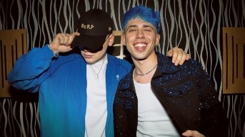 Fotografía publicada por el productor Argentino Bizarrap junto al artista Luck Ra (Foto cuenta Instagram @bizarrap)