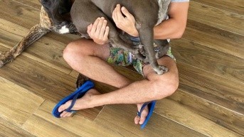 El primer mandatario abrazando a su mascota. (Instagram de Daniel Noboa Azín)