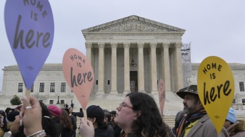 Fotografía de archivo en donde se ven activistas y jóvenes inmigrantes mientras se manifiestan cerca al Tribunal Supremo y al Congreso en Washington. (Lenin Nolly / EFE)