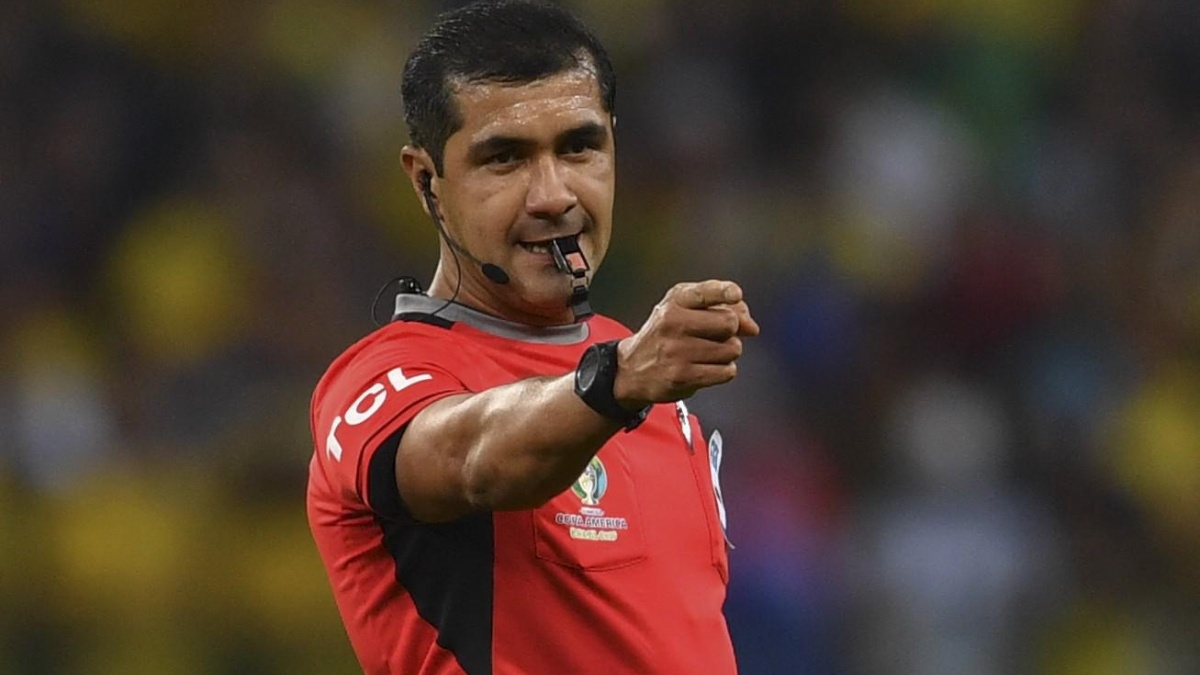 El árbitro Roddy Zambrano en la Copa América 2019 (PEDRO UGARTE / AFP)