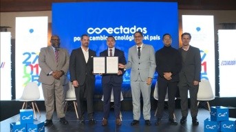 Imagen de Art Brown, embajador de EE. UU; Guy Nae, jefe del sector público de Google Cloud en Latinoamérica;  el presidente Daniel Noboa; César Martín, ministro de Telecomunicaciones, Roberto Kury, gerente de CNT y Milton Larsen, director del sector público de Google Cloud en Latinoamérica. (Presidencia de la República)