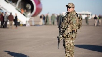 Deportados bajan de un avión. (Foto: Internet)