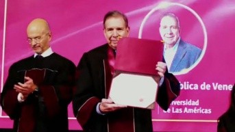 Edmundo González recibe un Doctorado Honoris Causa de la UDLA. (Udla Channel)