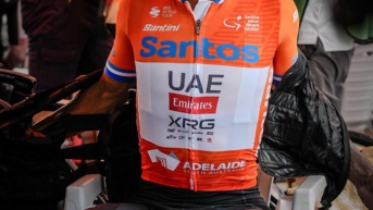 Jhonatan Narváez,  con el maillot naranja, tras ganar el Tour Down Under (Foto: UAE Team)
