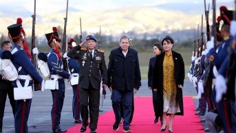 Edmundo González Urrutia (c), junto a la canciller ecuatoriana Gabriela Sommerfeld, a su llegada a Quito. (EFE)