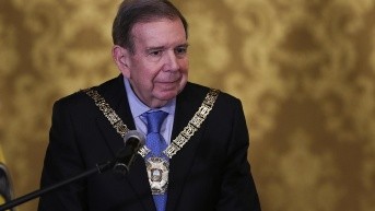 El presidente electo Edmundo González Urrutia habla luego de recibir la Orden Nacional al Mérito en el grado de Gran Collar de parte del presidente de Ecuador, Daniel Noboa. (Jose Jacome / EFE)