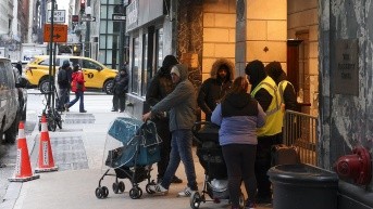 Fotografía del 21 de enero de 2025 de personas entrando y saliendo de un refugio para migrantes en el antiguo Hotel Roosevelt en Nueva York, Nueva York, EE. UU. (SARAH YENESEL / EFE)
